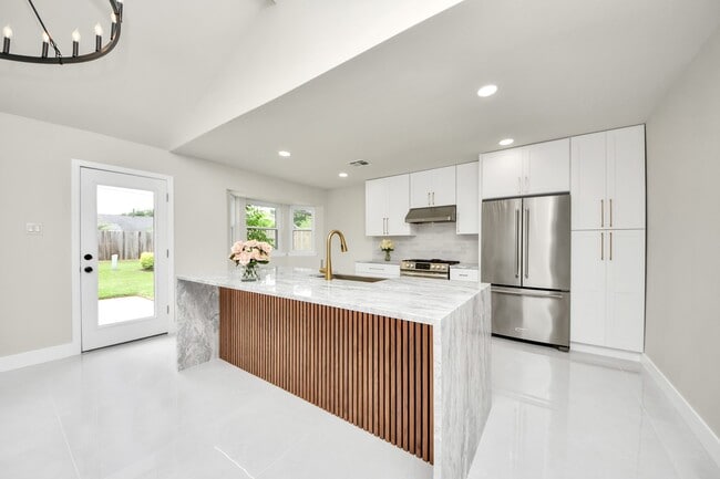 Building Photo - 7403 Shady Arbor Ln