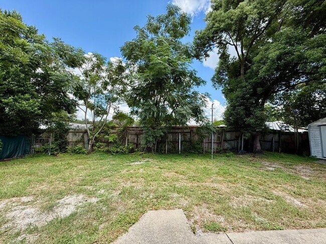 Building Photo - Cute 3/2 Home in Deltona!
