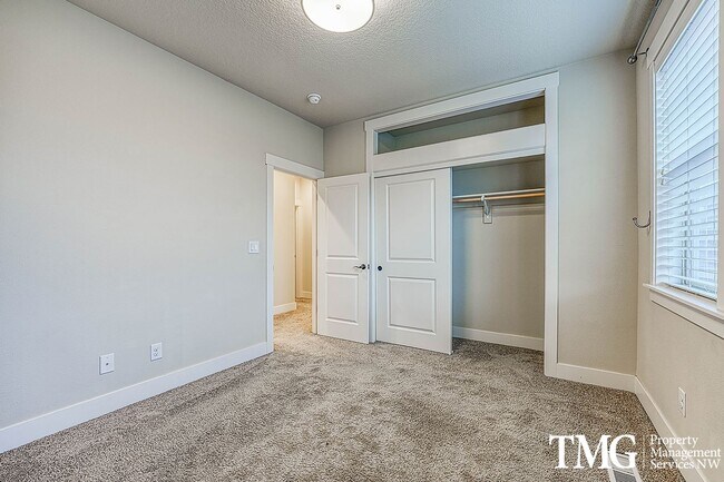 Building Photo - Spacious 4 BD Home with Private Backyard & Community Amenities!