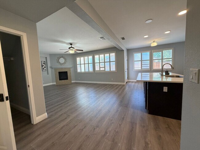 Building Photo - AVAILABLE NOW! LEASE TODAY! 4 Bedroom 3 Bath Elk Grove Home with Bonus Room!