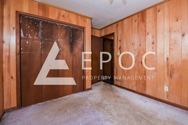 Building Photo - 638 S Elm St