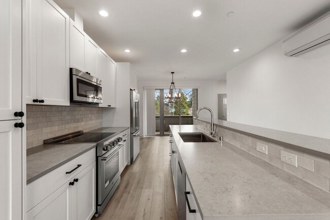 Building Photo - Modern 3 Bed 3.5 Bath Townhome with Garage, Balcony and Fenced Yard Near Light Rail