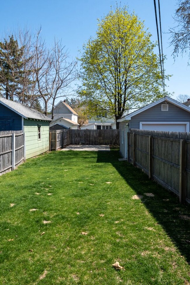 Building Photo - Charming 3 bedroom