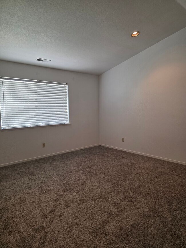 Building Photo - Townhouse Available - Cats OK