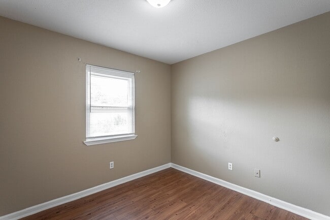 Building Photo - Charming home now available for rent in Ch...