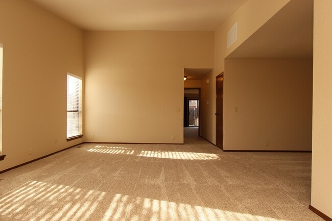 Building Photo - 4700 Hemlock Ln
