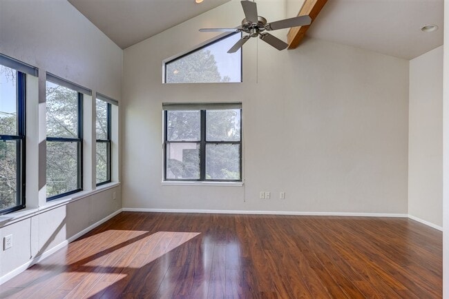 Building Photo - 3 bedroom, 3 bath home close to downtown P...