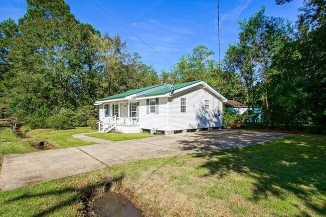 Building Photo - Cottage Core Vibes