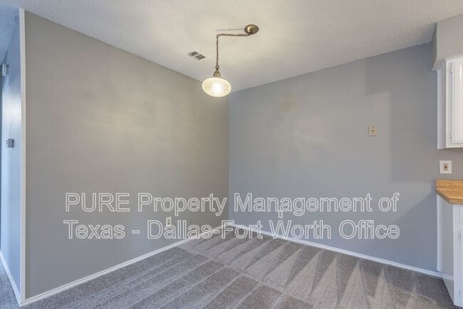 Building Photo - 731 Bluebonnet Dr