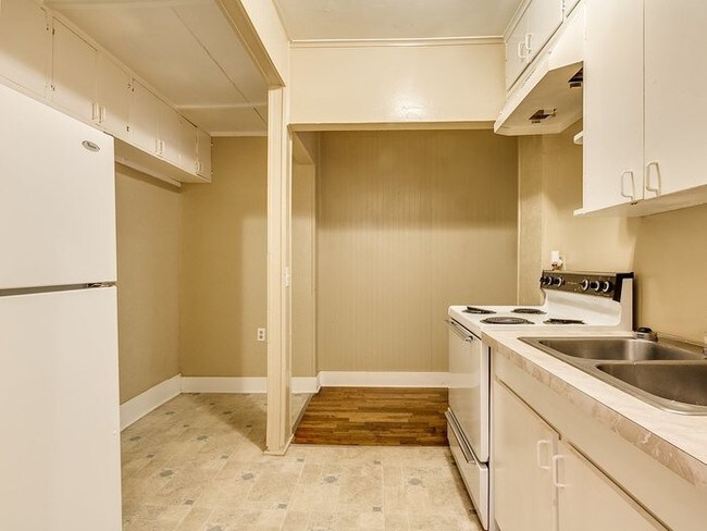 Building Photo - 715 Asp Ave