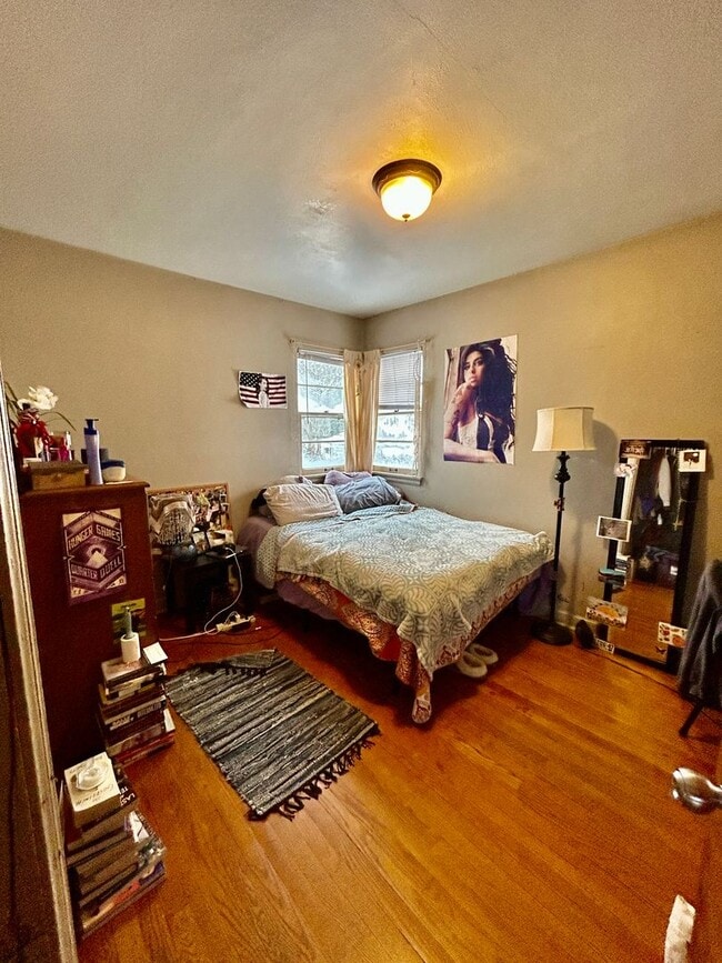 Building Photo - AVAILABLE JUNE - 4 BED 2 BATH