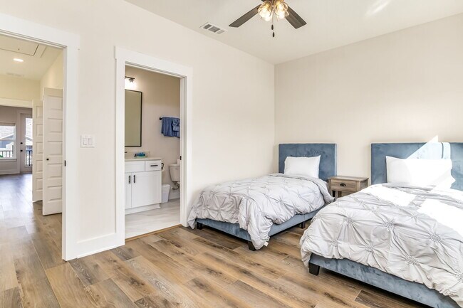 Building Photo - 520 N De Villiers St