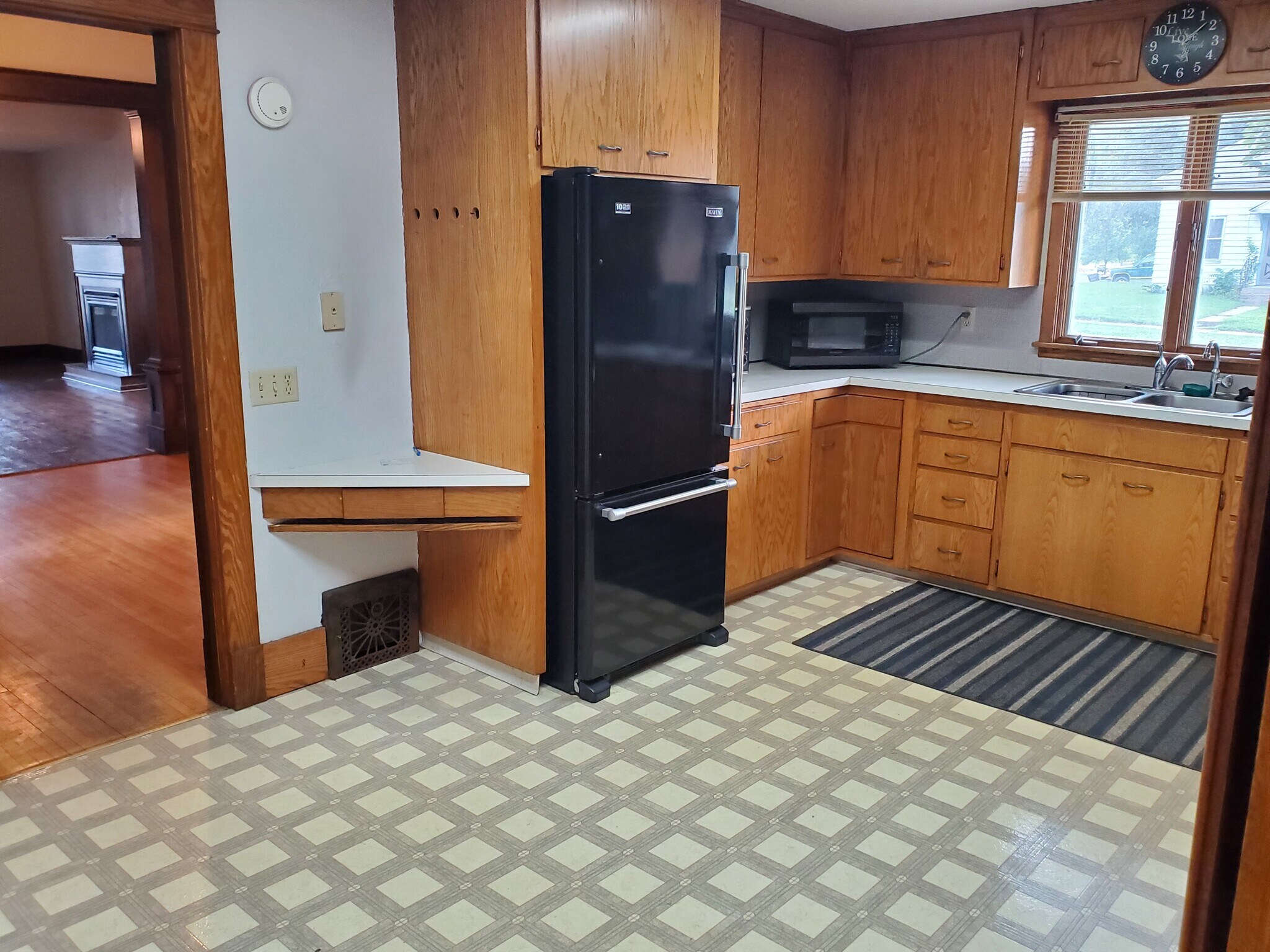 Building Photo - 502 E 1st St S