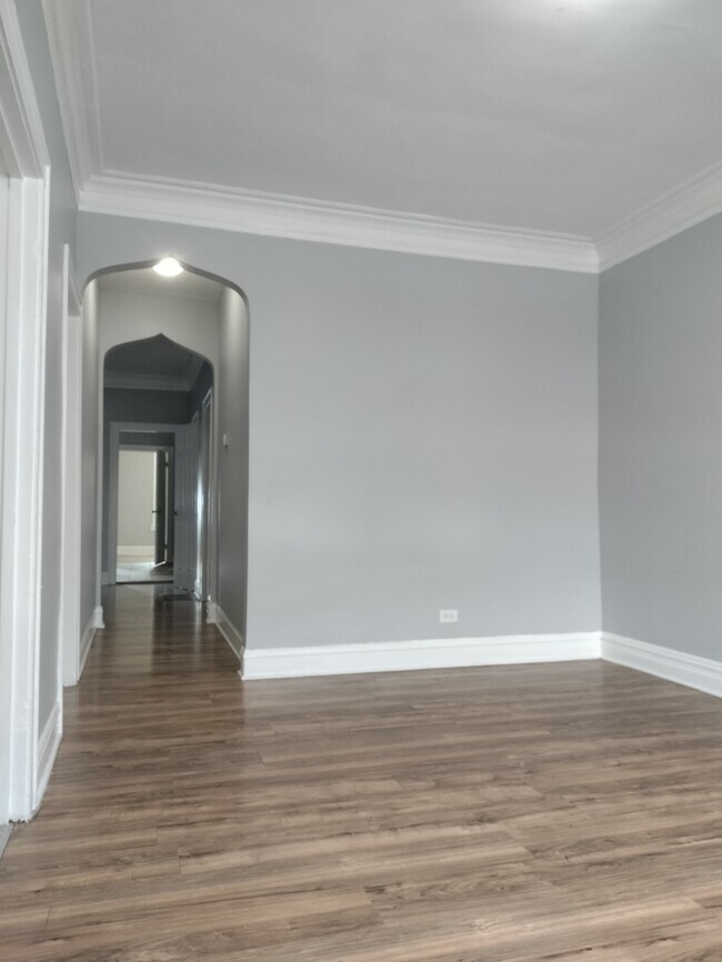 Building Photo - 705 E 92nd St