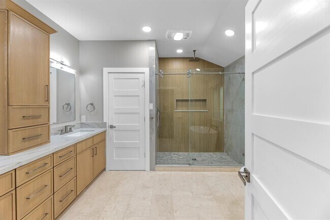 Building Photo - 8219 Wateka Cir