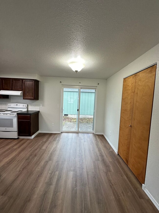 Building Photo - Beautiful Remodeled 3 Bed Room 1 and 3/4 B...