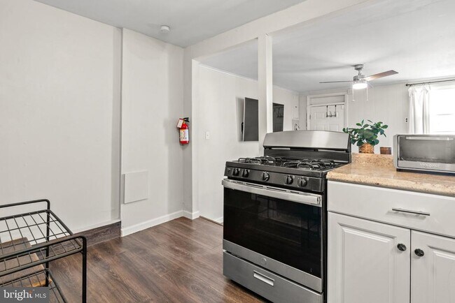 Building Photo - 308 S Castle St