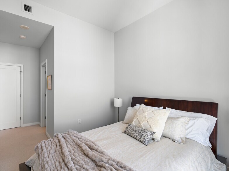 Building Photo - 1025 NW Couch St