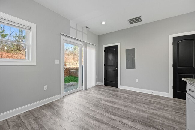 Building Photo - 3 Bedroom Townhome in Campbell County