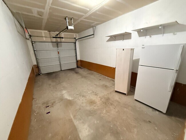 Building Photo - Updated 2-Bedroom Condo with Attached Garage and Pool Access