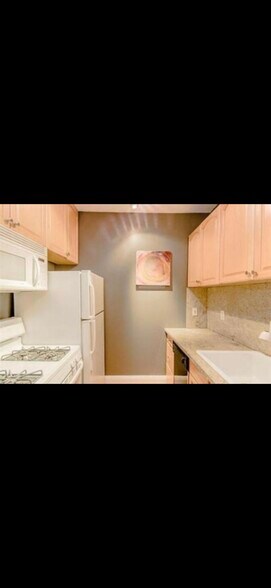 Building Photo - 2009 Commonwealth Ave