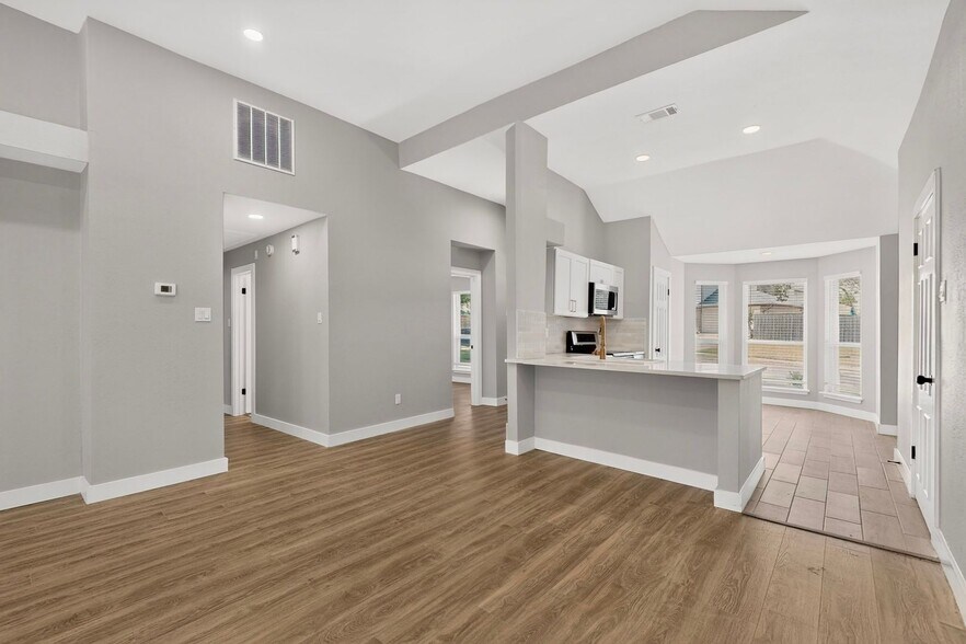 Building Photo - 3604 Lily Ln