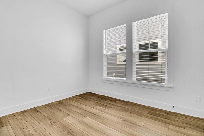 Building Photo - 502 Sound Dr