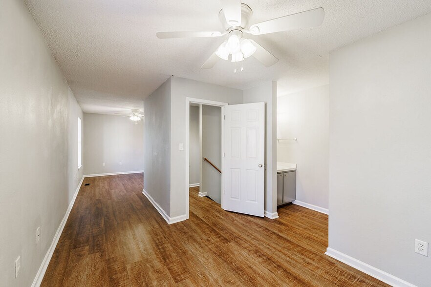 Building Photo - 138 welch Place, unit 4