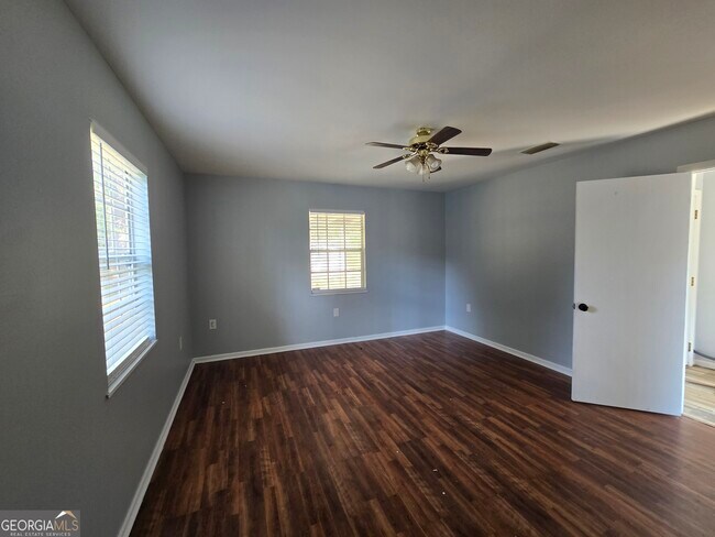 Building Photo - 105 Doris St