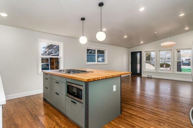 Building Photo - Beautiful 2 Bed 1 Bath House by CSU Campus!