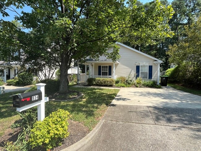 Building Photo - Classic 3BD, 2BA Apex Home in a Prime Location with a Fully Fenced Yard