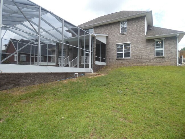 Building Photo - Marvelous Executive Pool Home in Hammersmith