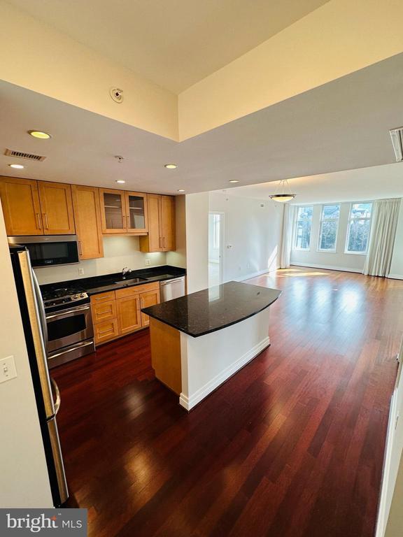 Building Photo - 8220 Crestwood Heights Dr
