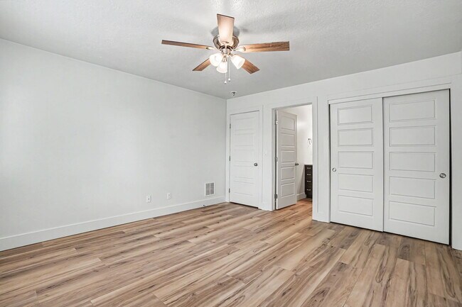 Building Photo - 6120 N Hacienda Ave