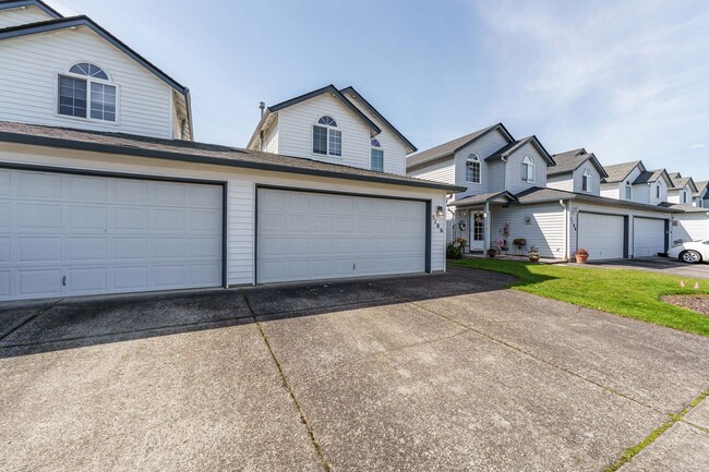 Building Photo - Comfortable 3-Bedroom Townhouse with A/C, ...