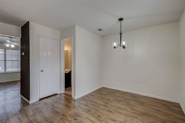 Building Photo - 910 Cedar Terrace