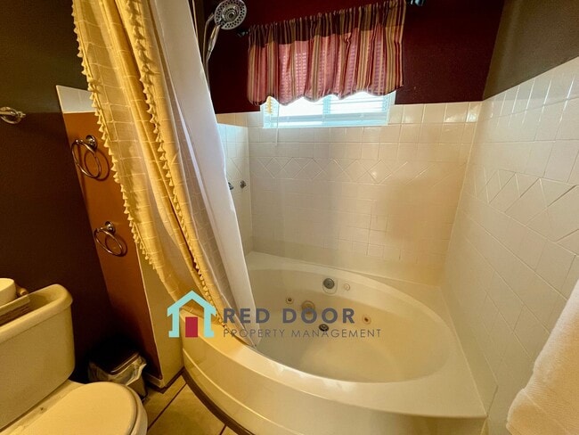 Building Photo - 3 bedroom Condo in ideal location