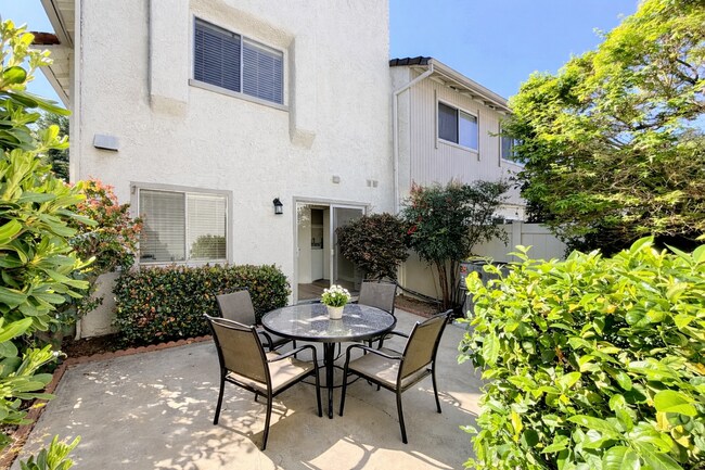 Building Photo - Beautiful End-Unit Townhome 2 bedroom and 1.5 bath