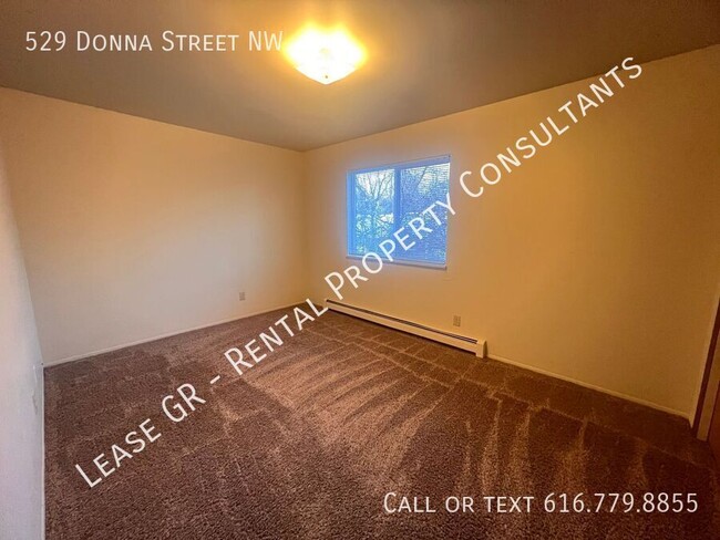 Building Photo - Spacious Two Bedroom Upper Apartment with ...