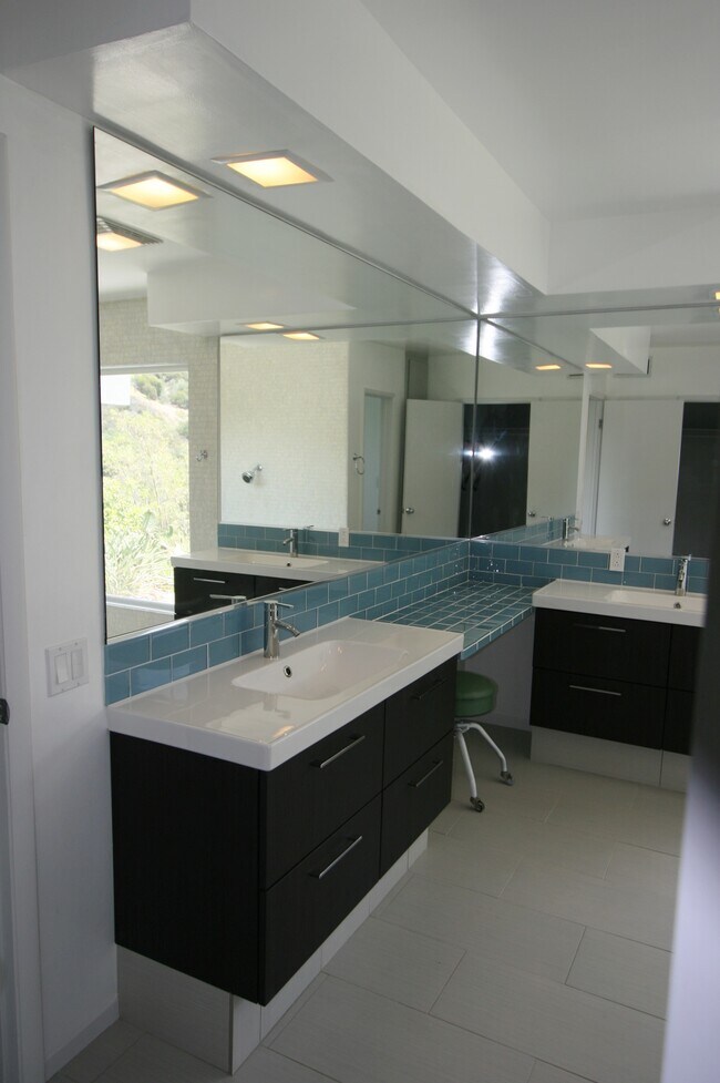Master Bath, Sink area - 2657 Zorada Dr