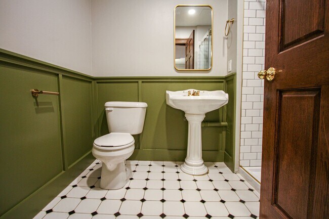 Building Photo - Beautiful 2 Bedroom Renovated Apartment Wa...