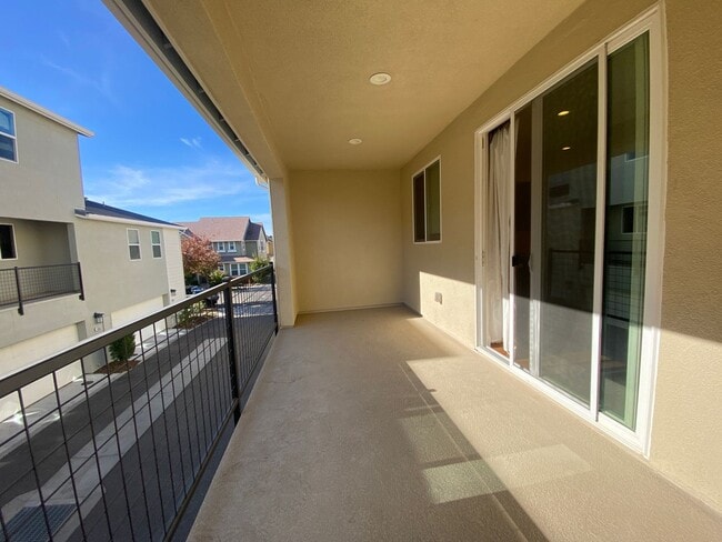 Building Photo - ALMOST NEW, SUPER CLEAN 2 BED, 2.5 BATHS, ...