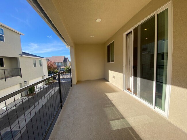 Building Photo - ALMOST NEW, SUPER CLEAN 2 BED, 2.5 BATHS, WOOD FLOORS, STAINLESS STEEL APPLIANCES, CLUBHOUSE WITH...