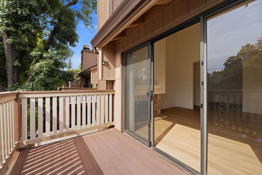 Building Photo - 523 Woodside Oaks