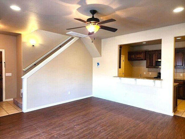 Building Photo - 4 Bed 2 Bath 2 Car Duplex in the Oxford Park Addition in Edmond