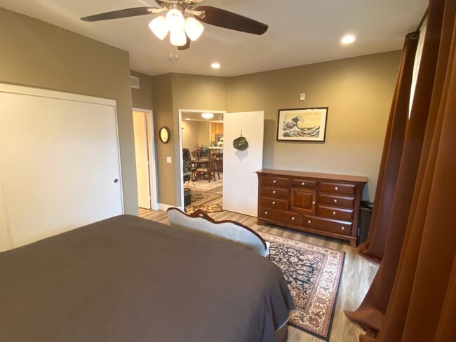 Building Photo - 1875 Baudouin Pl