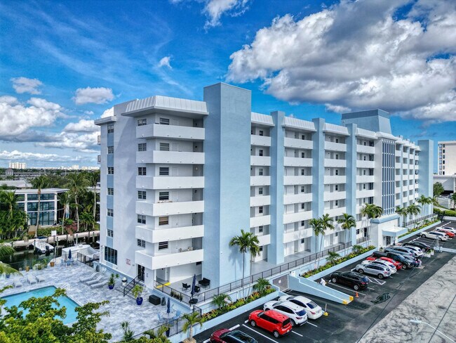 Building Photo - 3051 NE 48th St