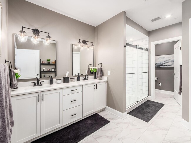 Building Photo - 5211 Highpointe Lakes Dr