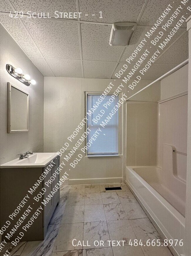 Building Photo - 429 Scull St