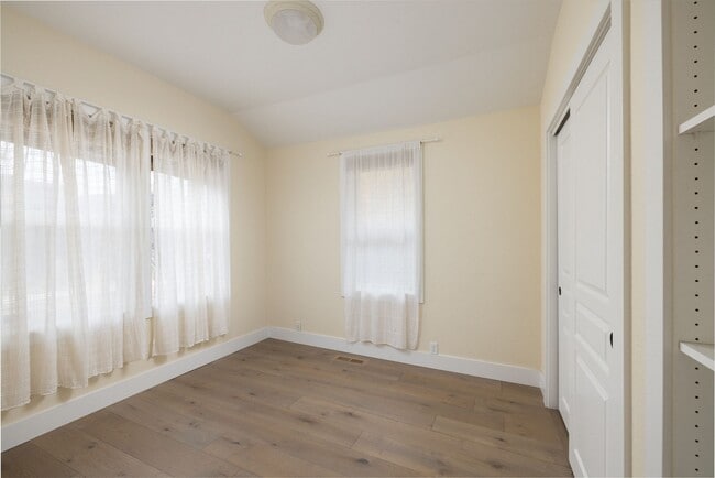 Building Photo - Remodeled & Charming 4 bed/3 bath w/ Yard and Hot Tub